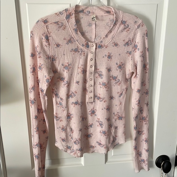 Prettiest! Feminine, floral, Free People, lightweight thermal Henley top S 💖 - Picture 1 of 6